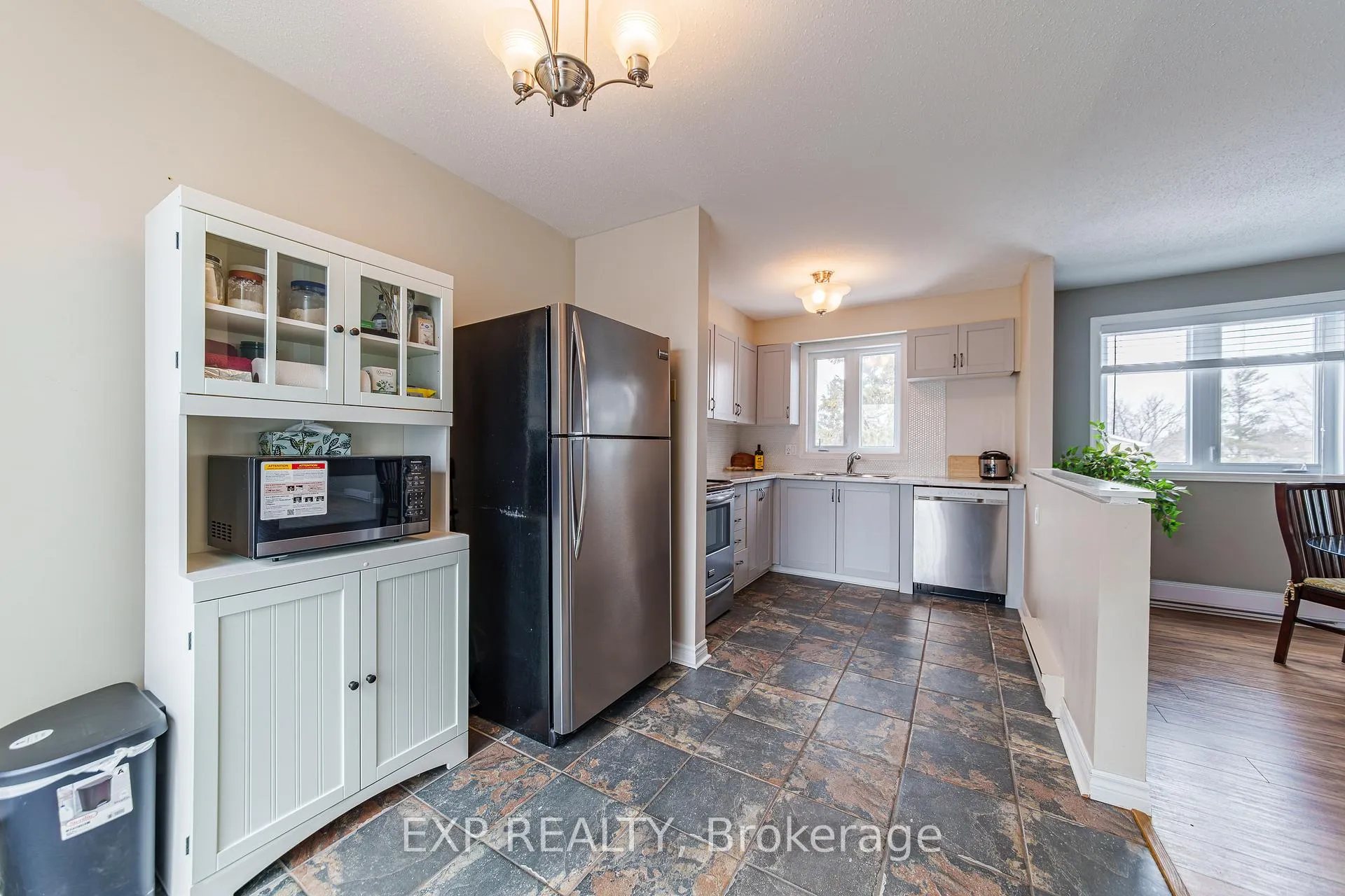 Photo 6 of 10 Castlegreen Private, Ottawa, Hunt Club Park/Greenboro — HOMEH