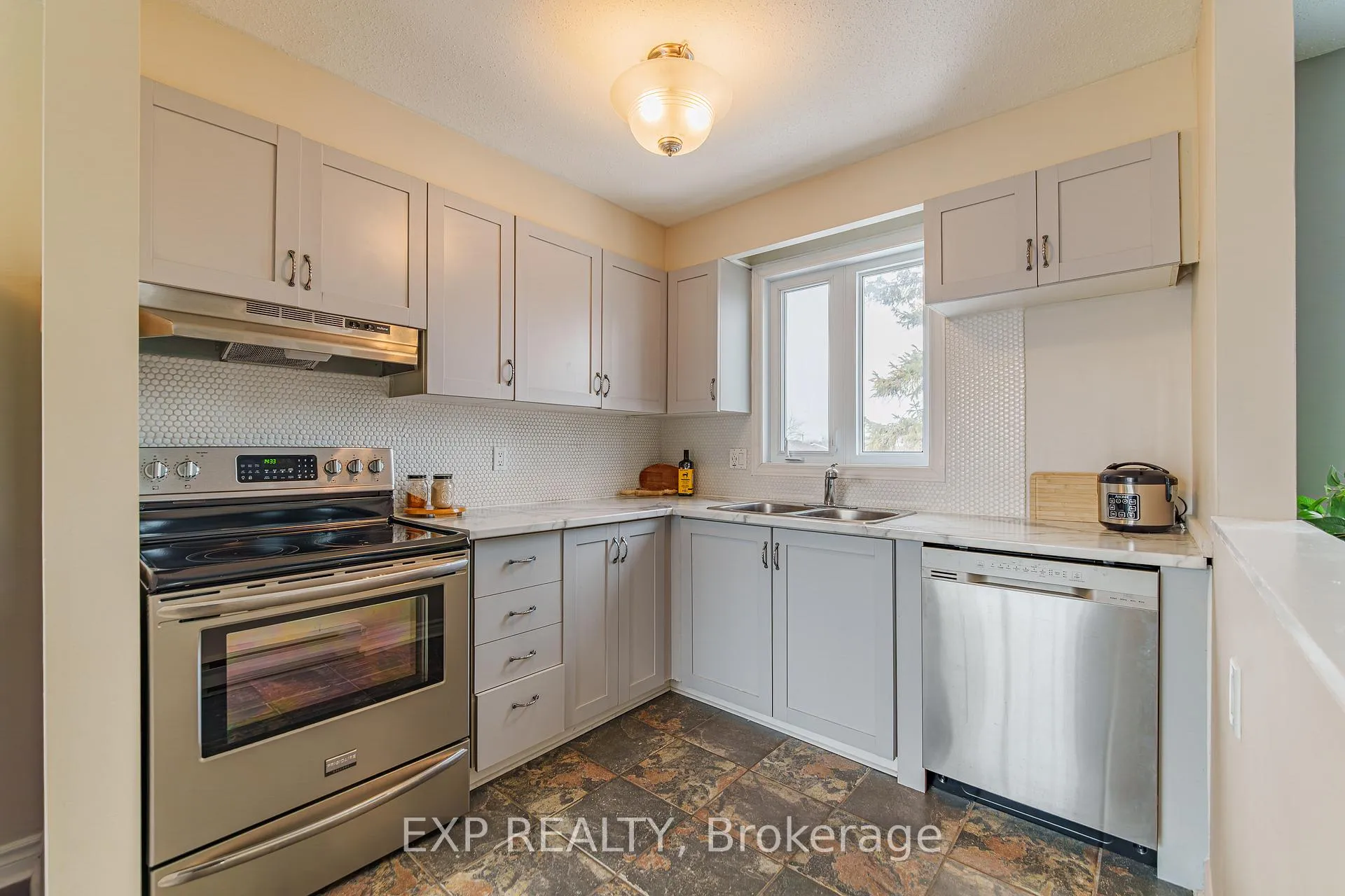 Photo 7 of 10 Castlegreen Private, Ottawa, Hunt Club Park/Greenboro — HOMEH