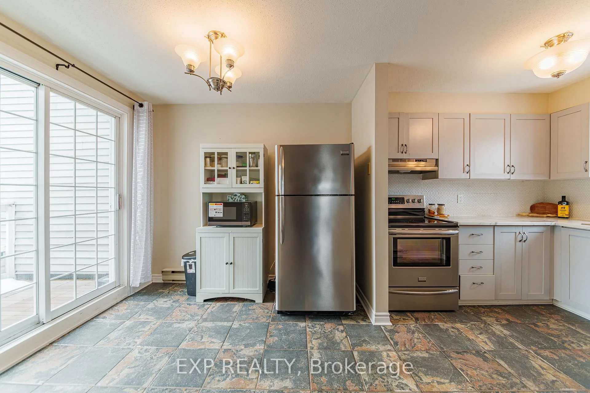 Photo 8 of 10 Castlegreen Private, Ottawa, Hunt Club Park/Greenboro — HOMEH