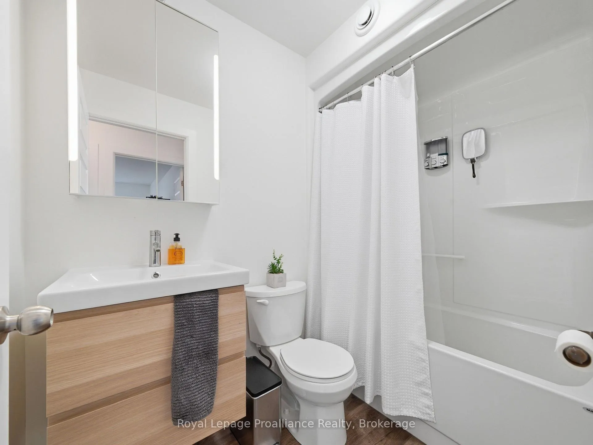 Photo 28 of 22 Kempton Avenue, Belleville, Thurlow Ward — HOMEH