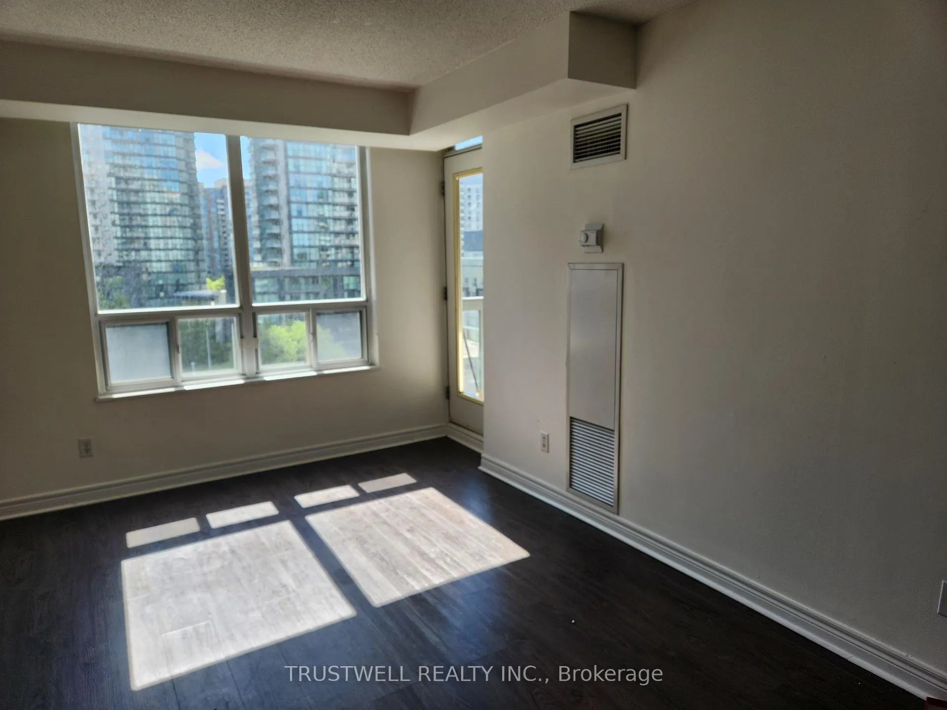 Front of Unit 1015, 28 Empress Avenue