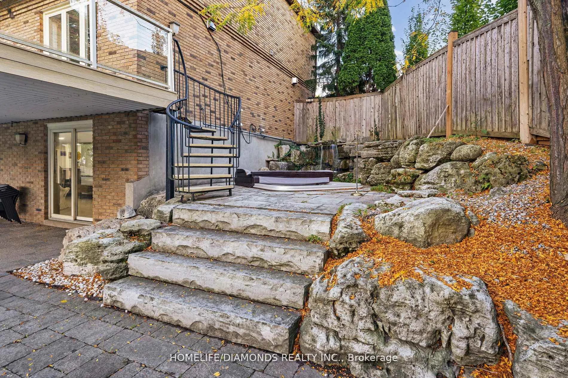 Photo 5 of 47 Ridge Point Drive, St. Catharines, Burleigh Hill — HOMEH