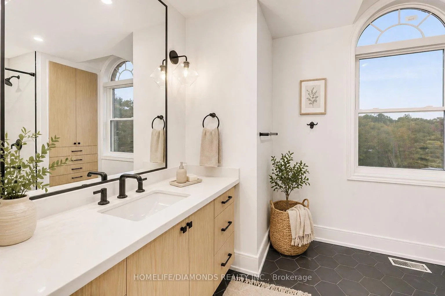 Photo 33 of 47 Ridge Point Drive, St. Catharines, Burleigh Hill — HOMEH