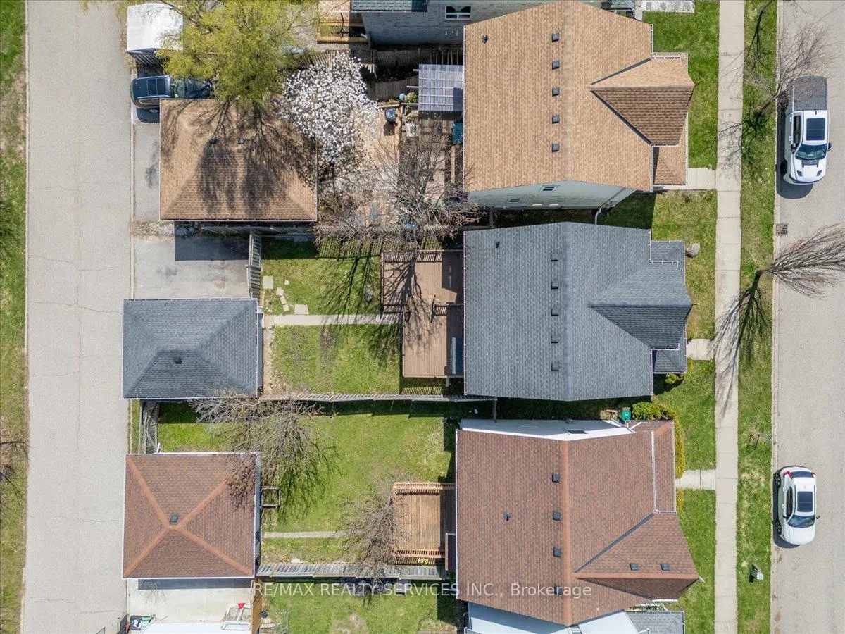 Photo 4 of 672 Zermatt Drive, Waterloo, Upper Beechwood — HOMEH