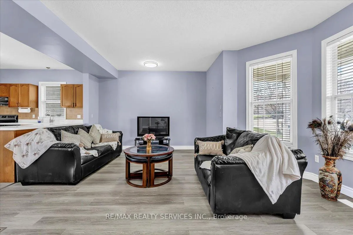 Photo 11 of 672 Zermatt Drive, Waterloo, Upper Beechwood — HOMEH