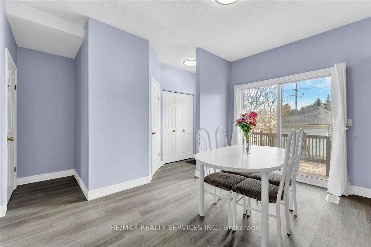 Photo 15 of 672 Zermatt Drive, Waterloo, Upper Beechwood — HOMEH
