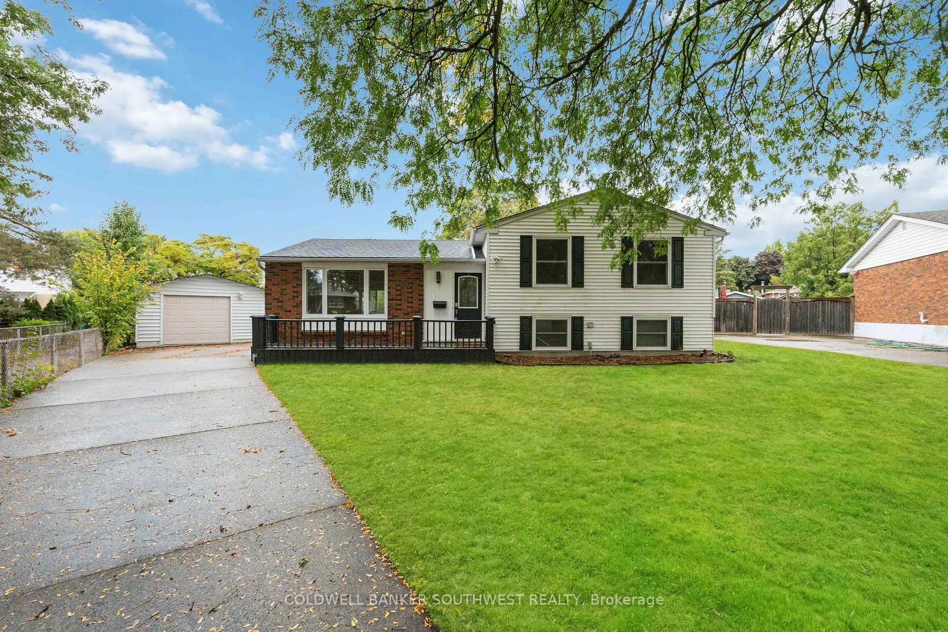 Photo 1 of 1060 Camelot Crescent, Sarnia — HOMEH
