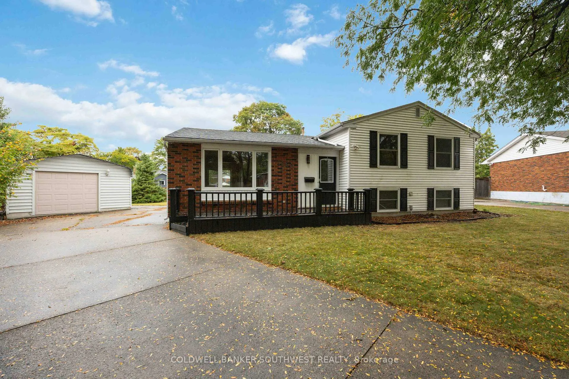 Photo 2 of 1060 Camelot Crescent, Sarnia — HOMEH