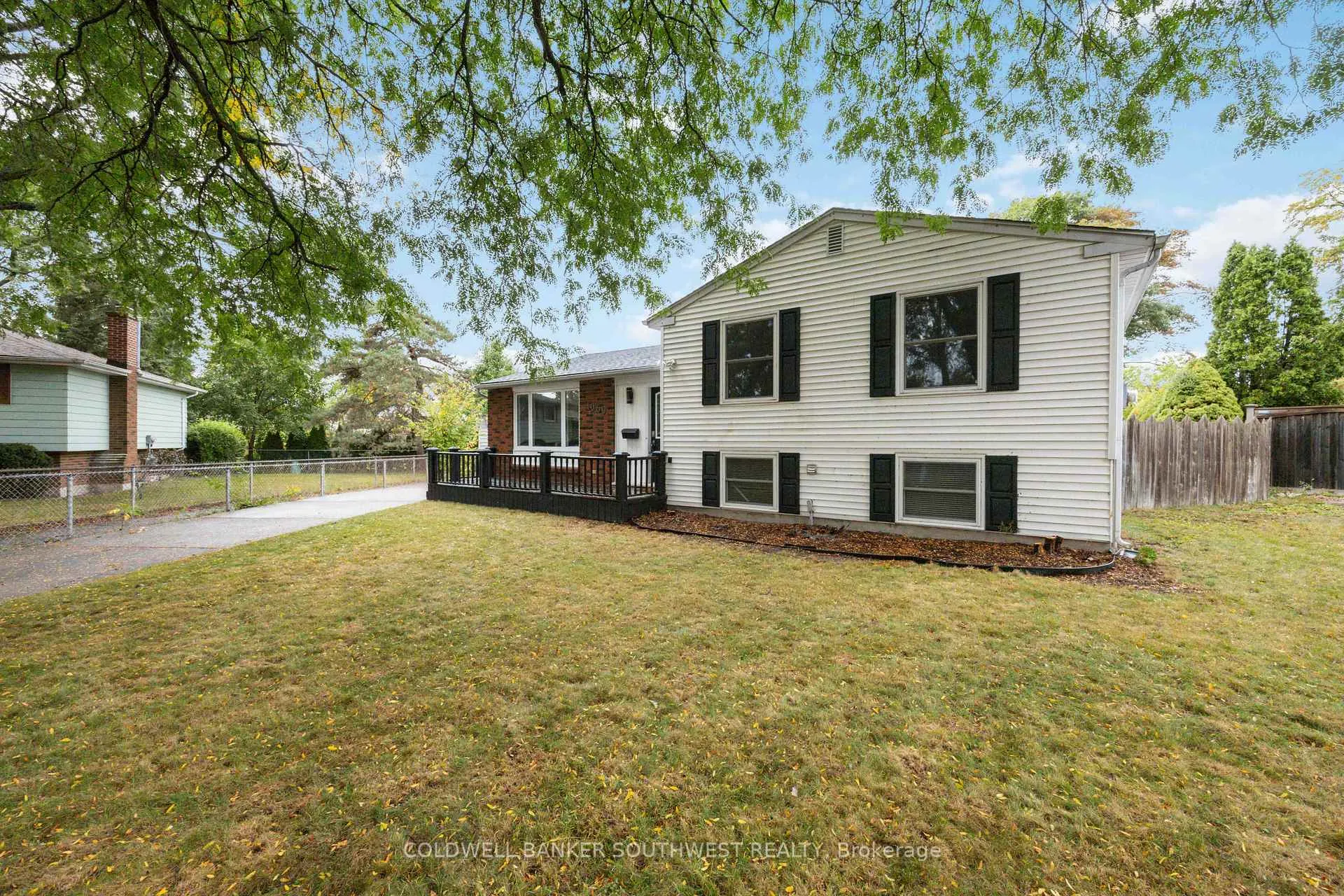 Photo 3 of 1060 Camelot Crescent, Sarnia — HOMEH