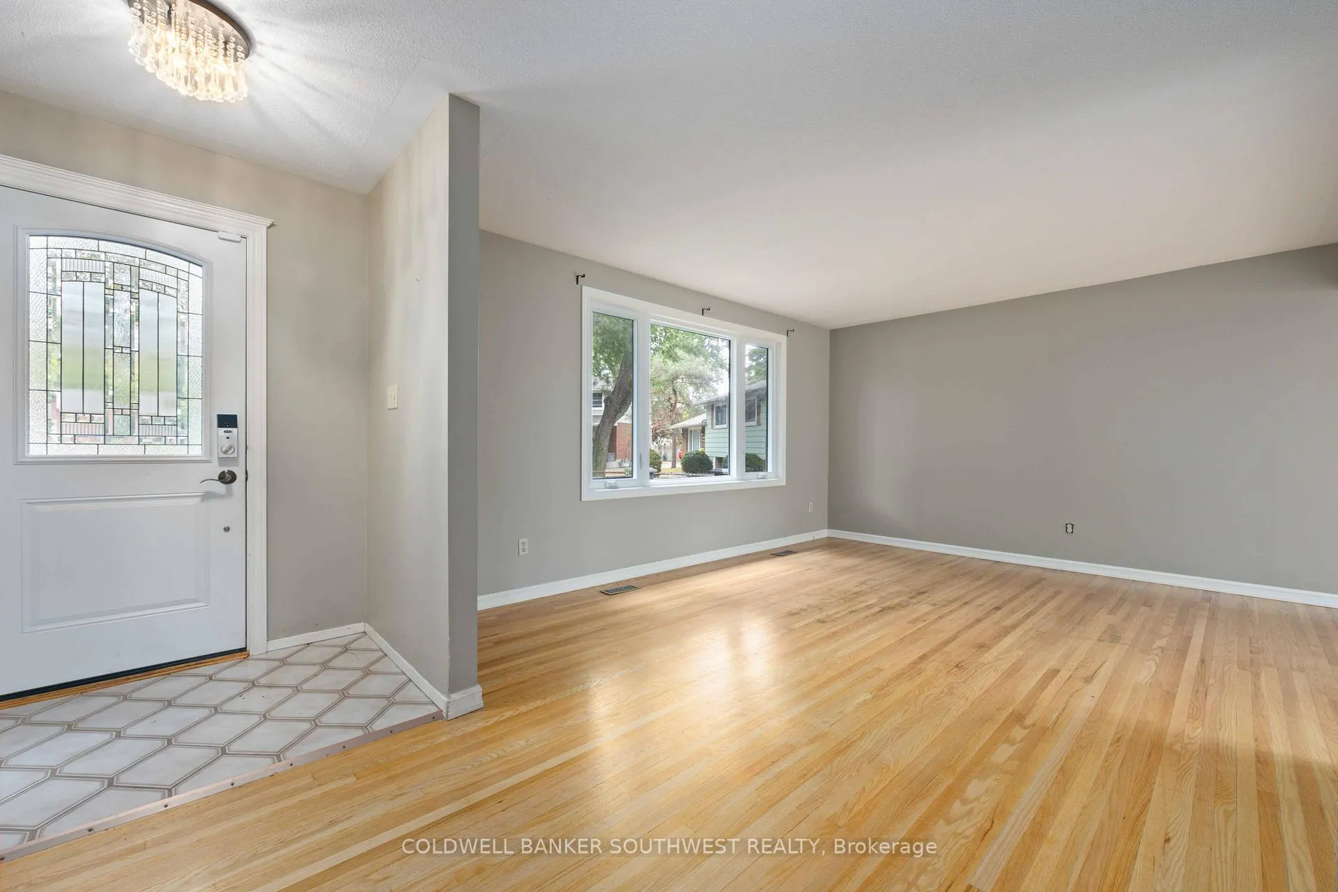 Photo 4 of 1060 Camelot Crescent, Sarnia — HOMEH