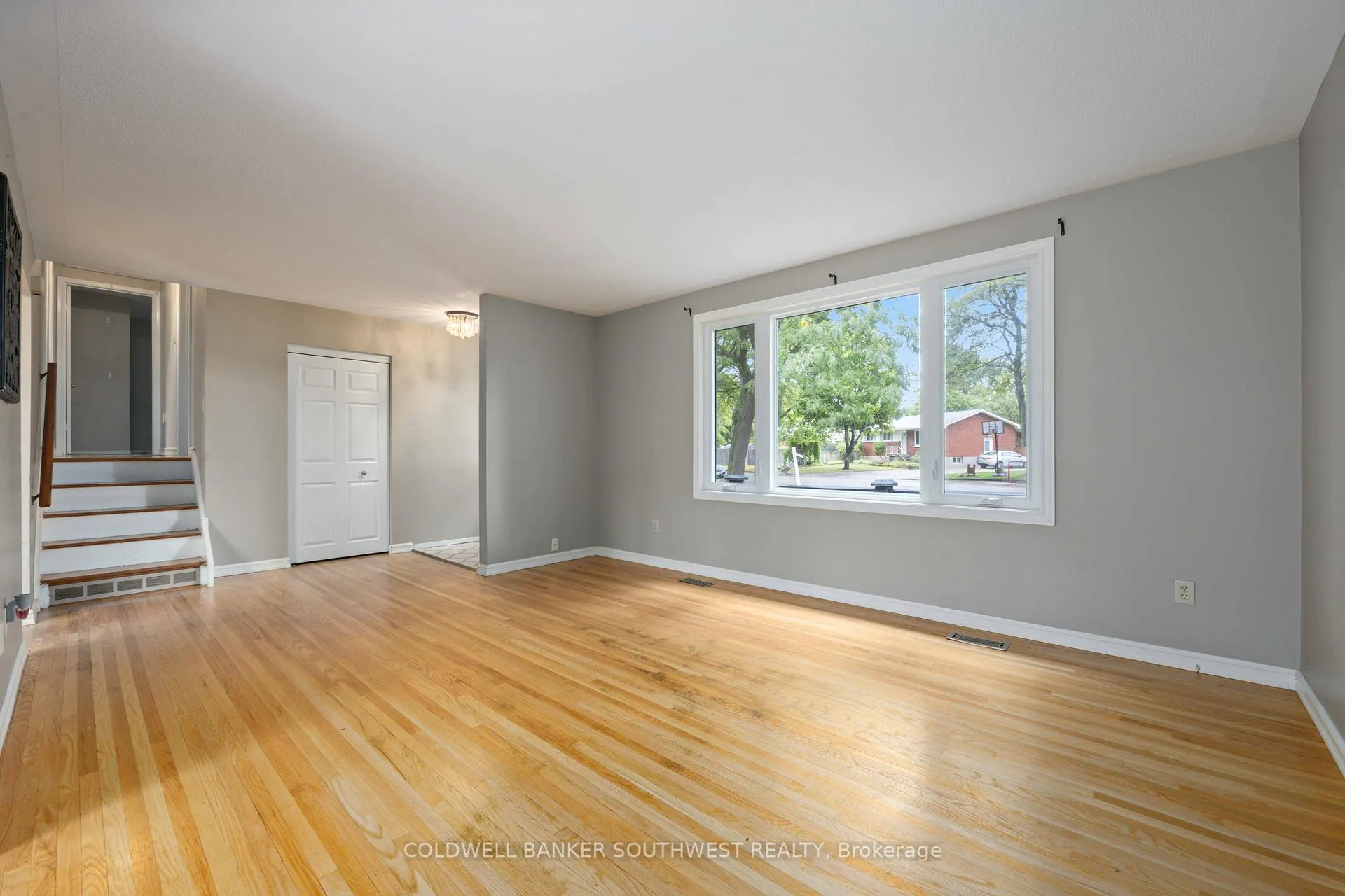 Photo 5 of 1060 Camelot Crescent, Sarnia — HOMEH