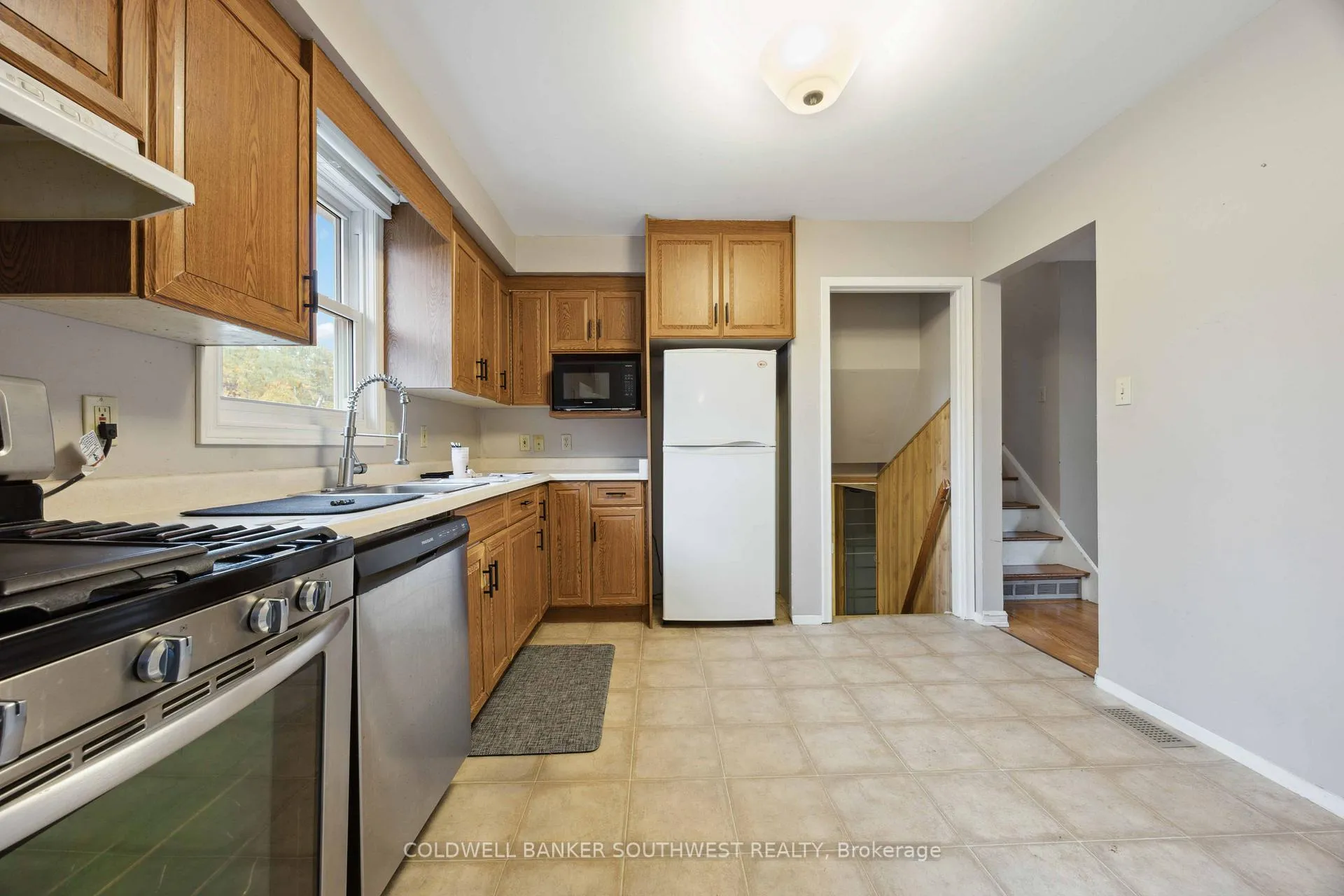 Photo 9 of 1060 Camelot Crescent, Sarnia — HOMEH