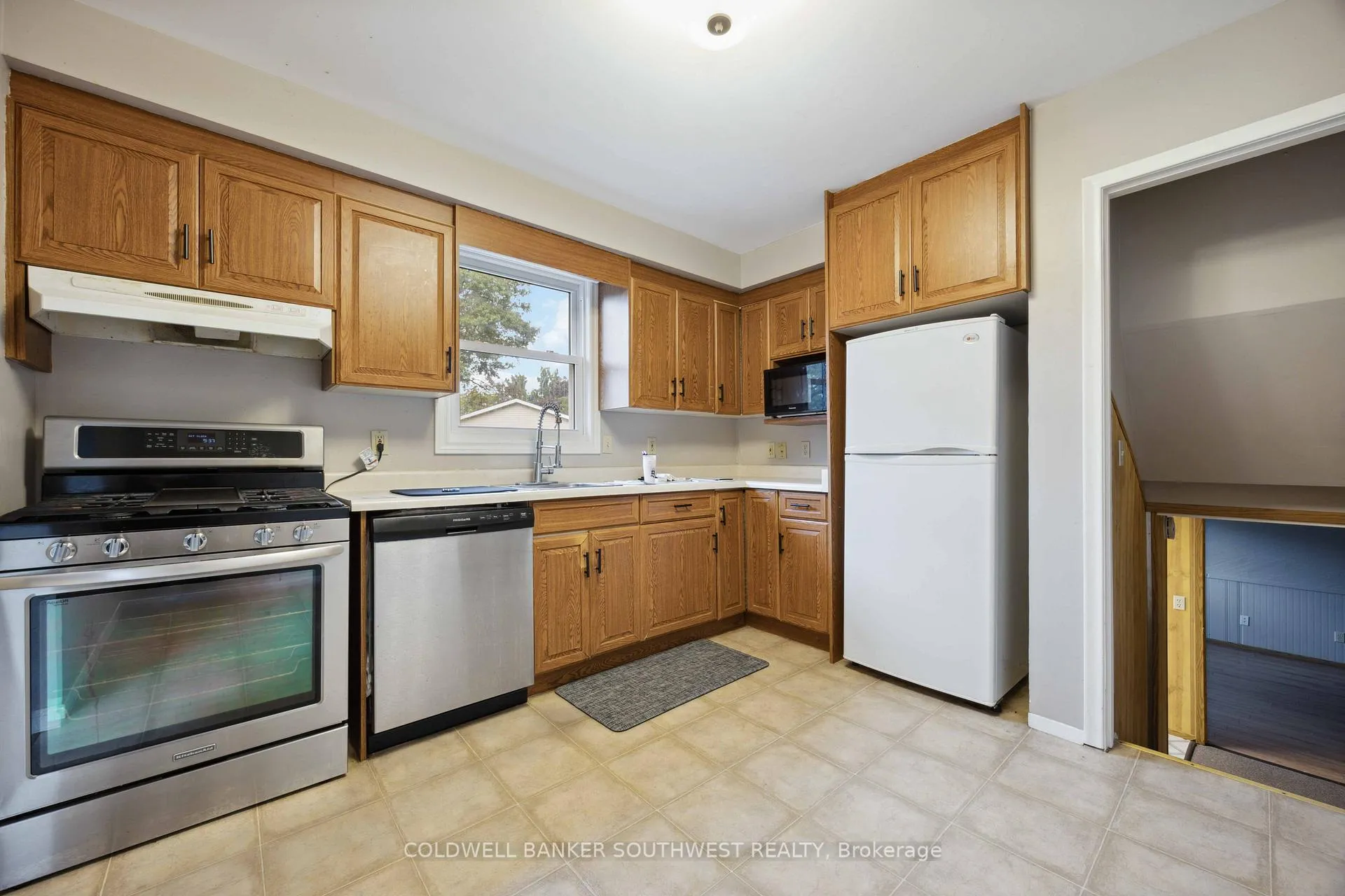 Photo 10 of 1060 Camelot Crescent, Sarnia — HOMEH
