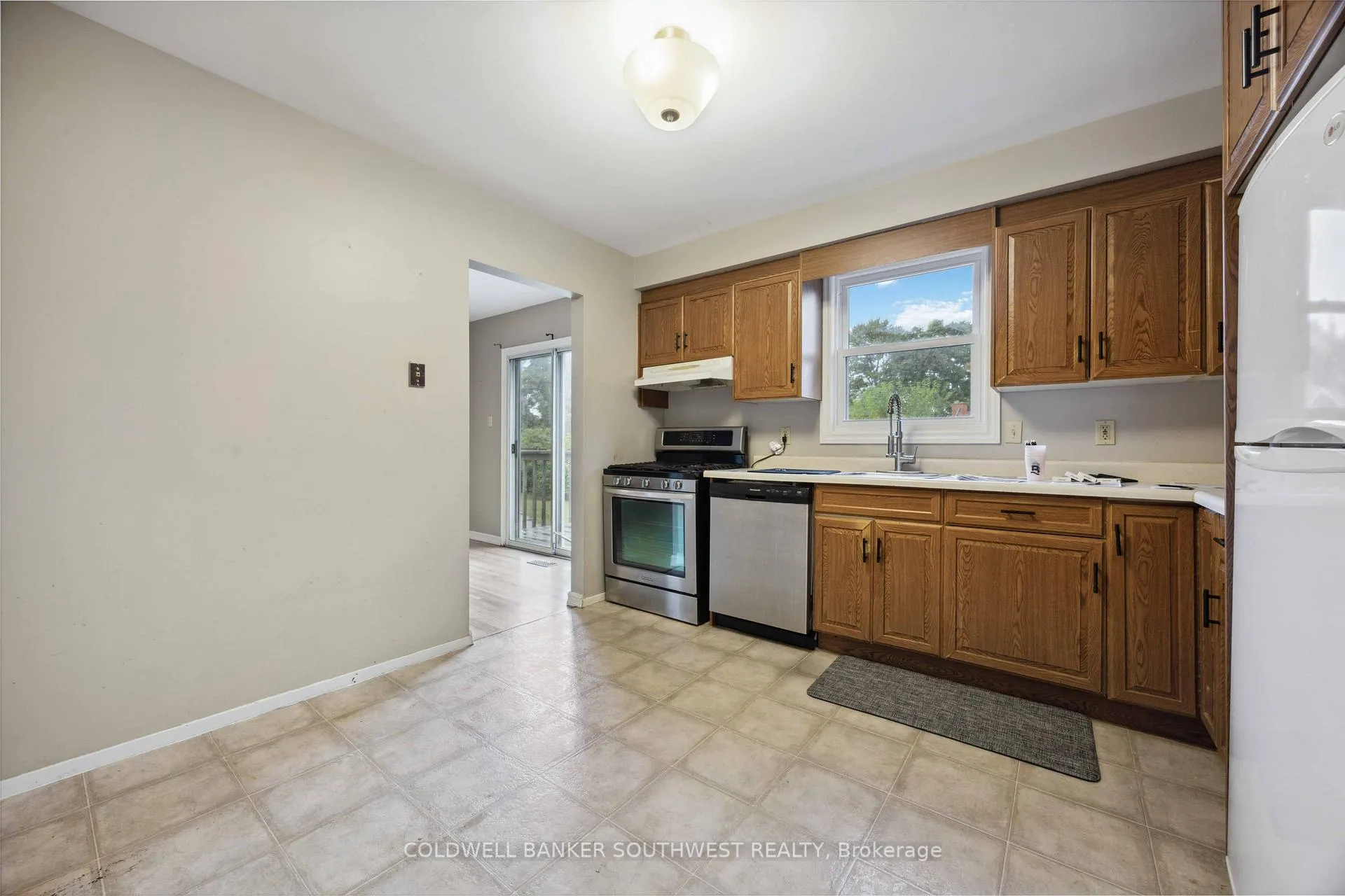 Photo 11 of 1060 Camelot Crescent, Sarnia — HOMEH