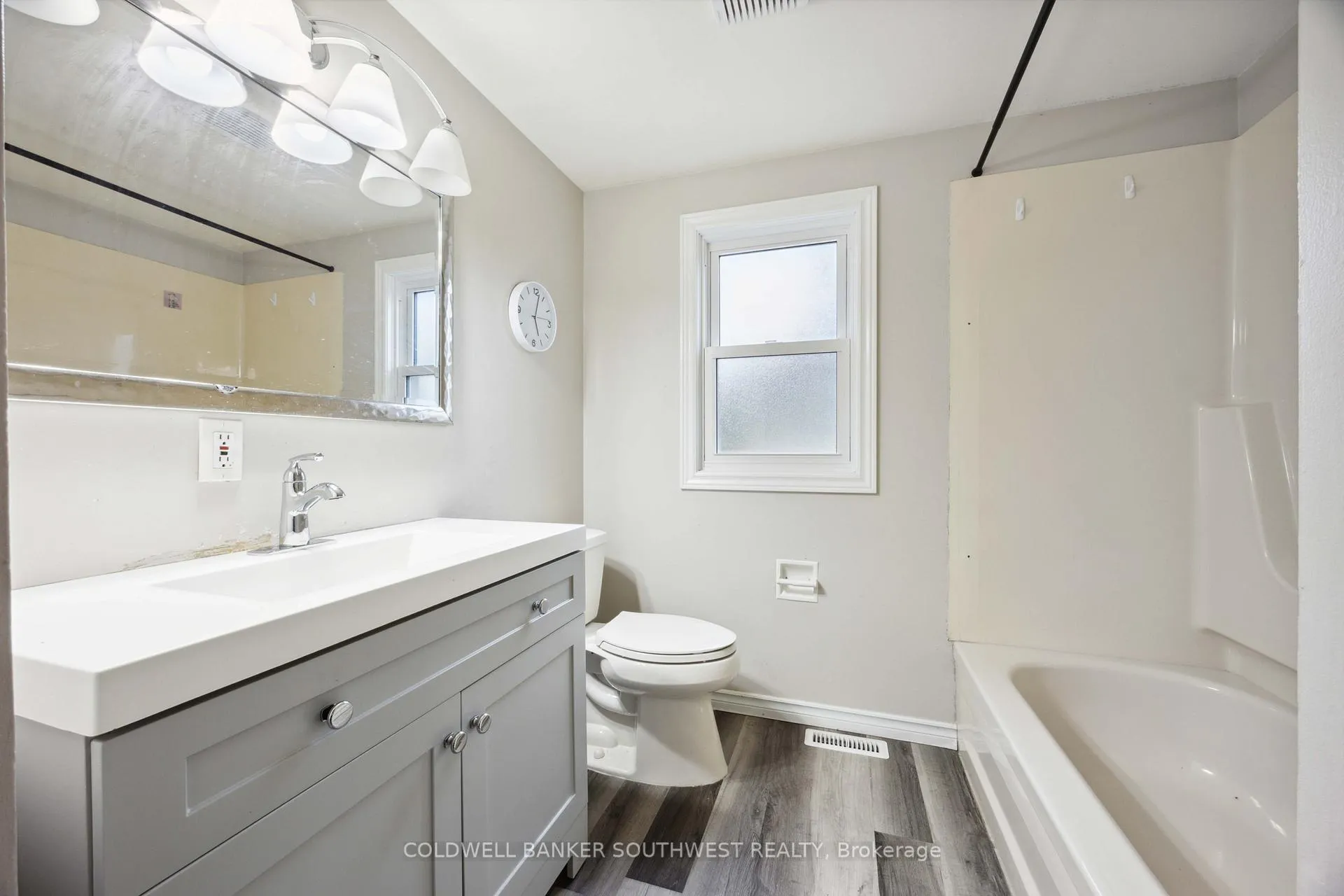 Photo 14 of 1060 Camelot Crescent, Sarnia — HOMEH