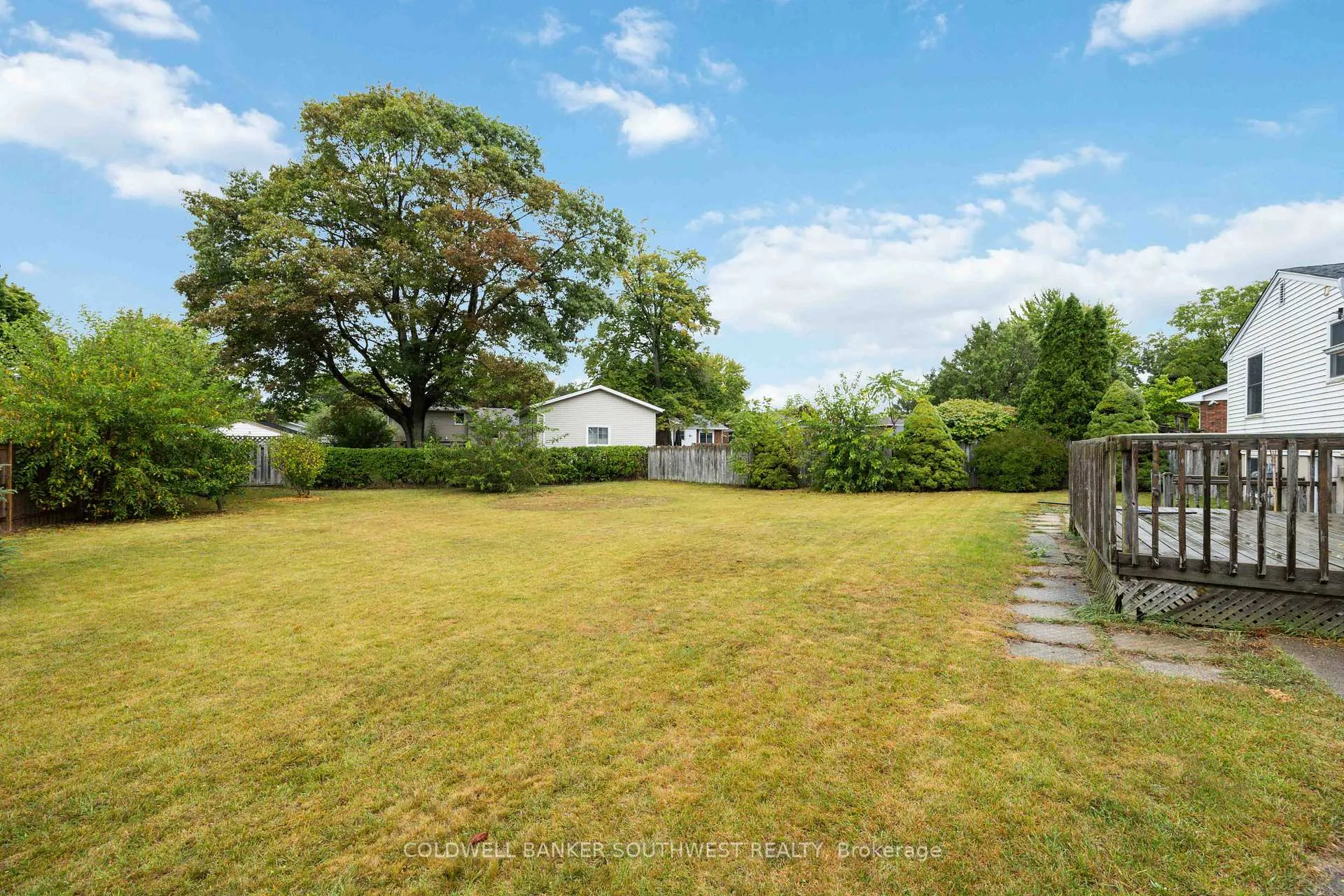 Photo 27 of 1060 Camelot Crescent, Sarnia — HOMEH