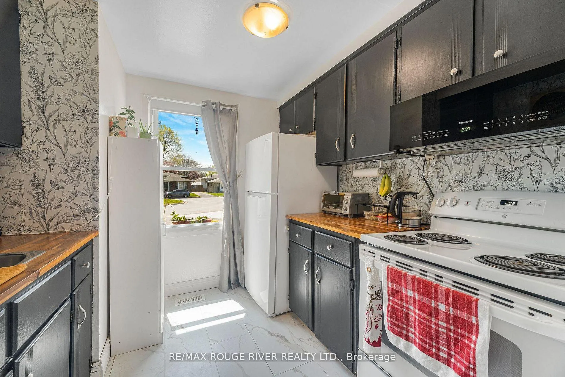 Photo 2 of 3070 Empire Place, Niagara Falls, Church's Lane — HOMEH