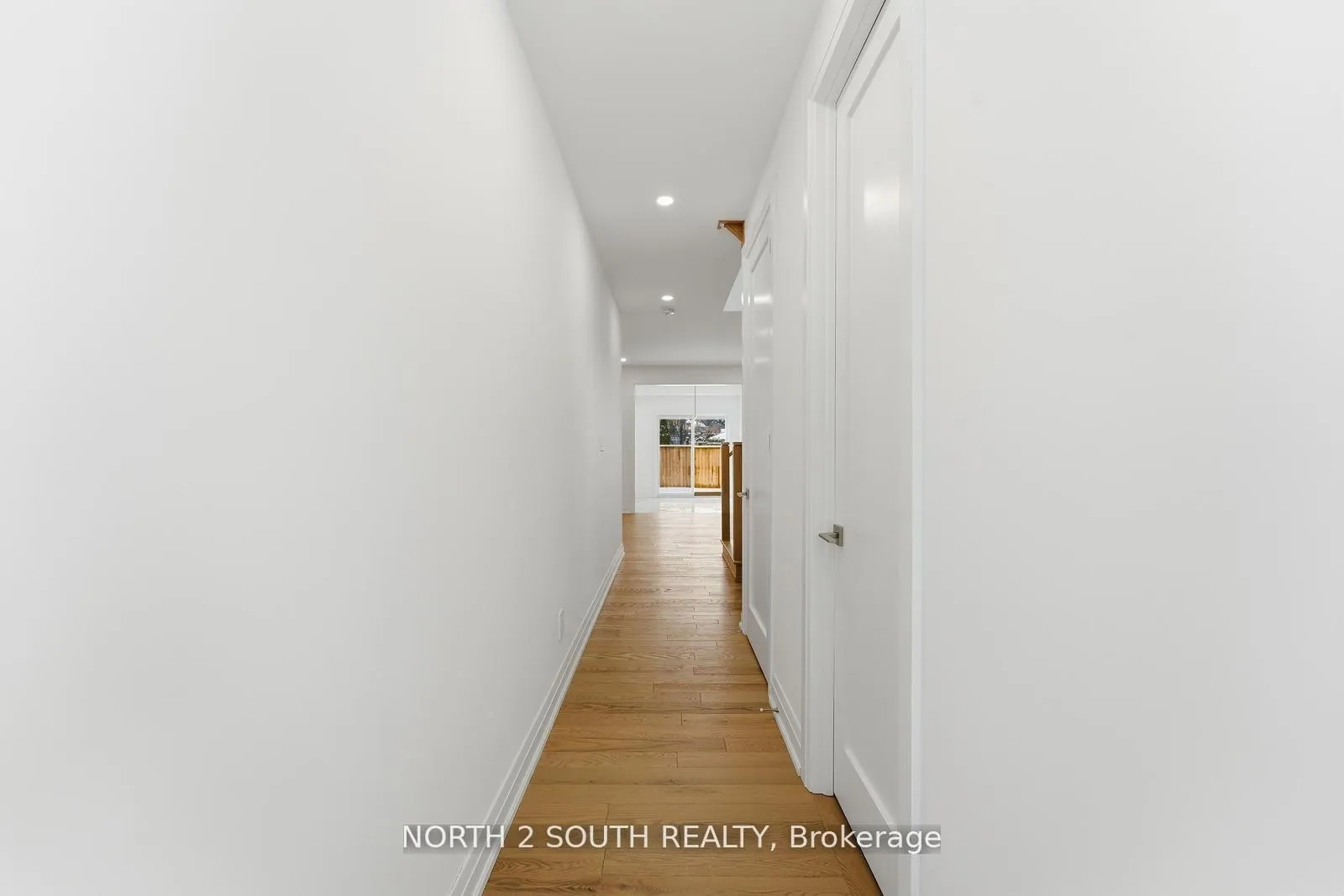 Photo 4 of 30 Virro Court, Vaughan, West Woodbridge — HOMEH