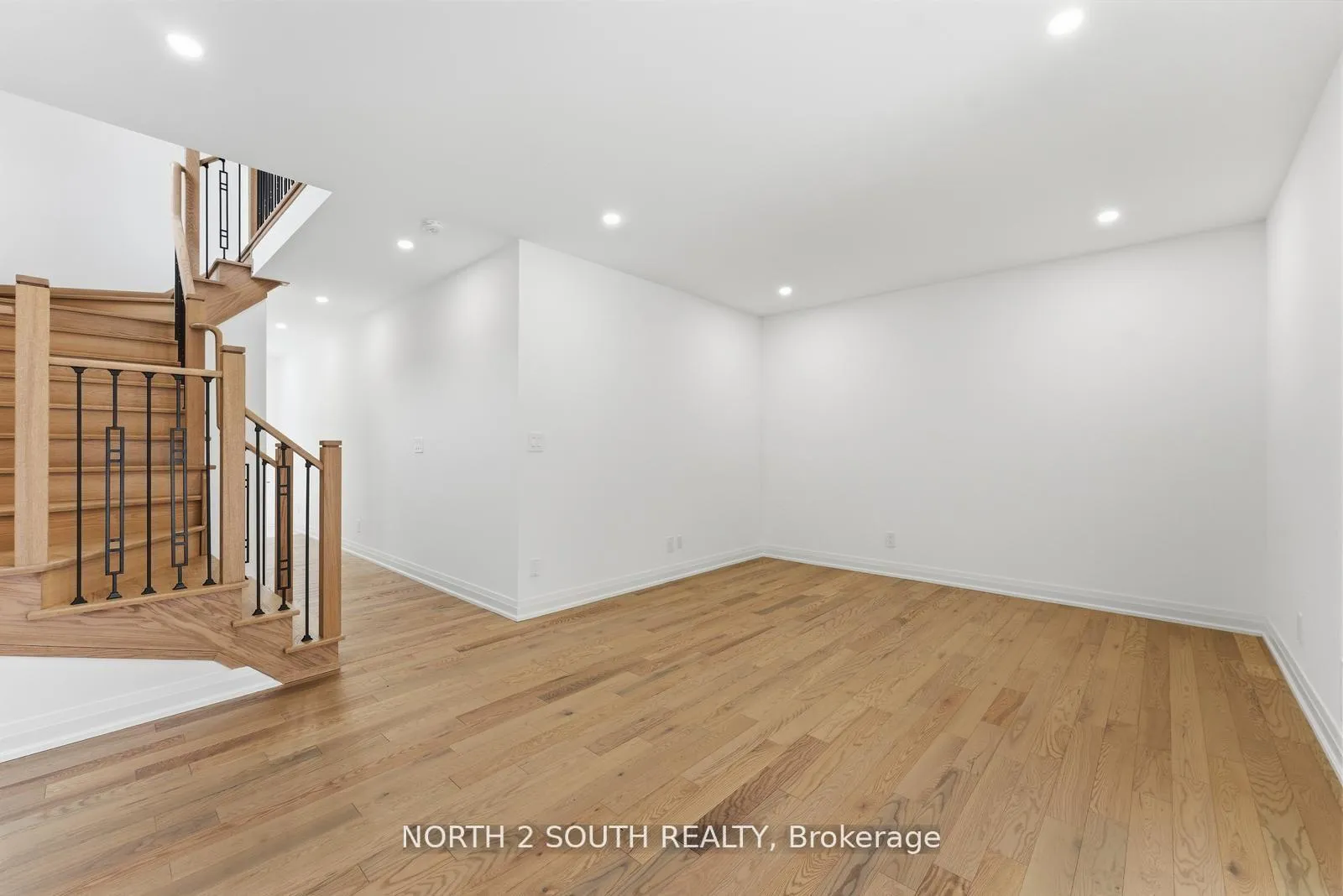 Photo 6 of 30 Virro Court, Vaughan, West Woodbridge — HOMEH