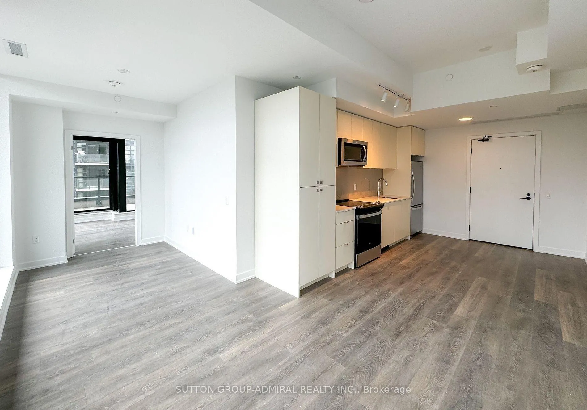 Front of Unit PH512 B, 1604 Charles Street