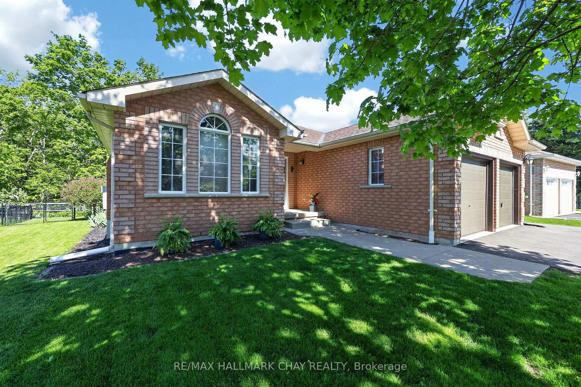 Photo 4 of 143 Emms Drive, Barrie, Holly — HOMEH