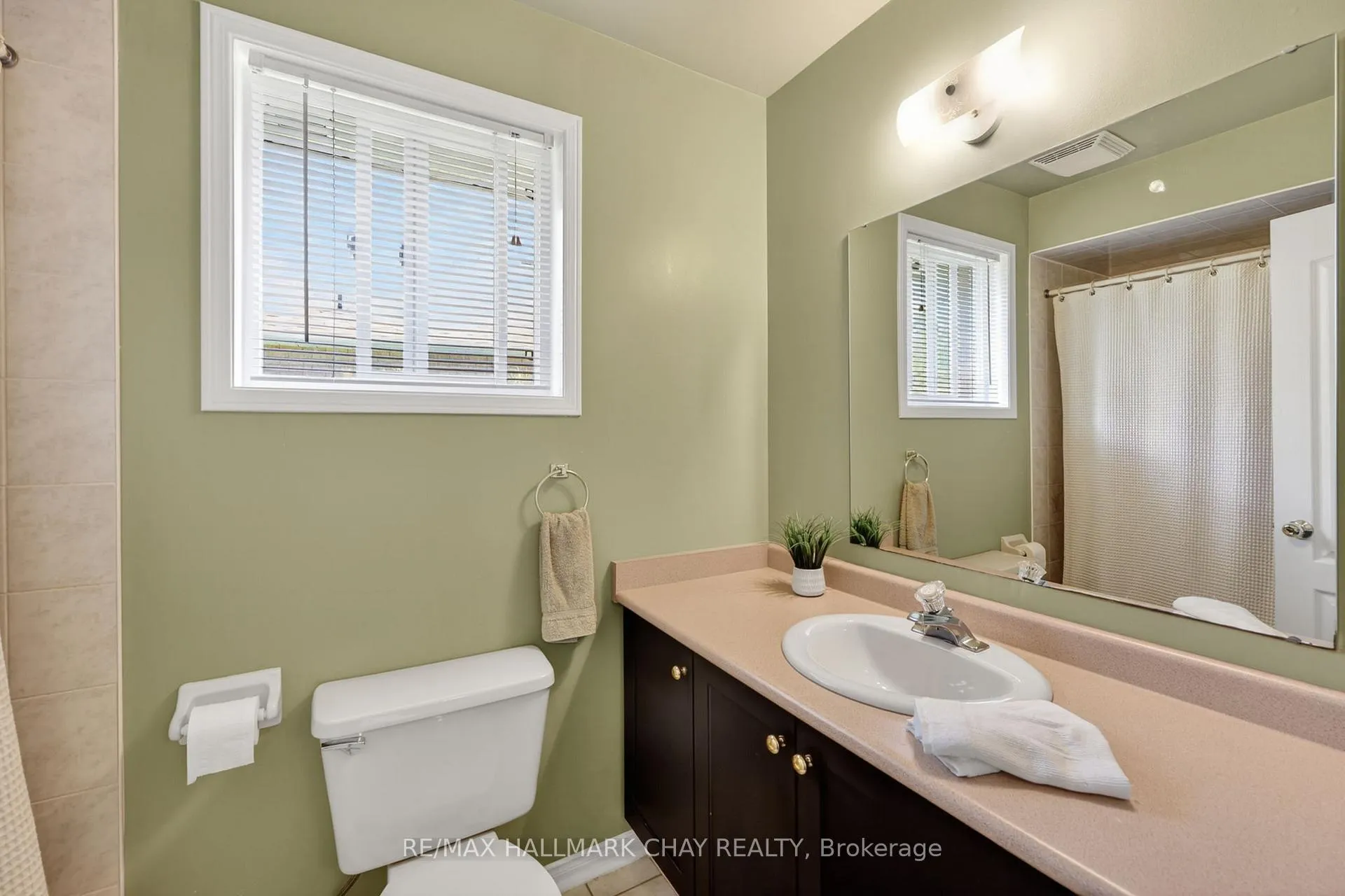 Photo 22 of 143 Emms Drive, Barrie, Holly — HOMEH