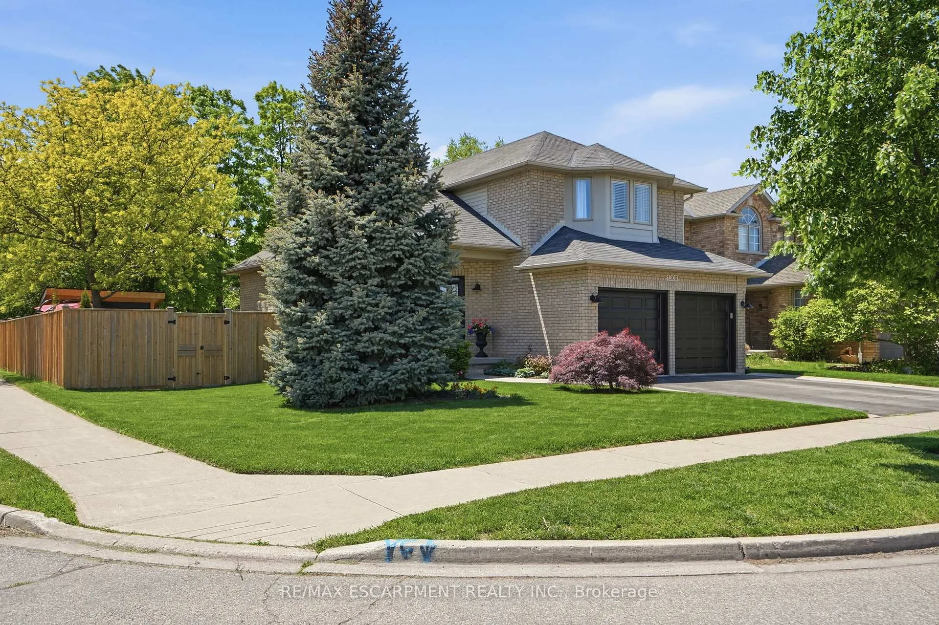 Photo 3 of 1300 Silvan Forest Drive, Burlington, Tansley — HOMEH
