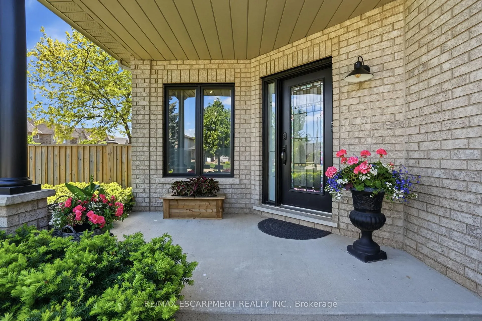 Photo 4 of 1300 Silvan Forest Drive, Burlington, Tansley — HOMEH