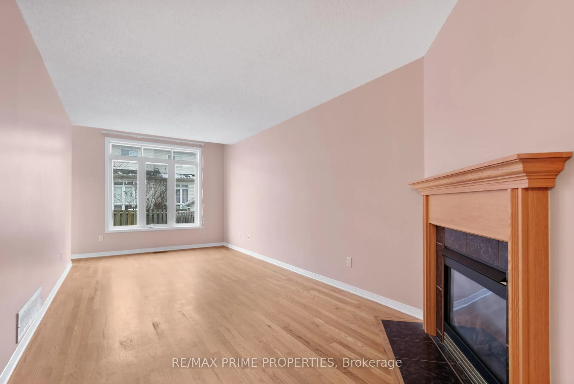 Photo 3 of Unit 7, 211 Station Boulevard, Ottawa, Riverview Park — HOMEH