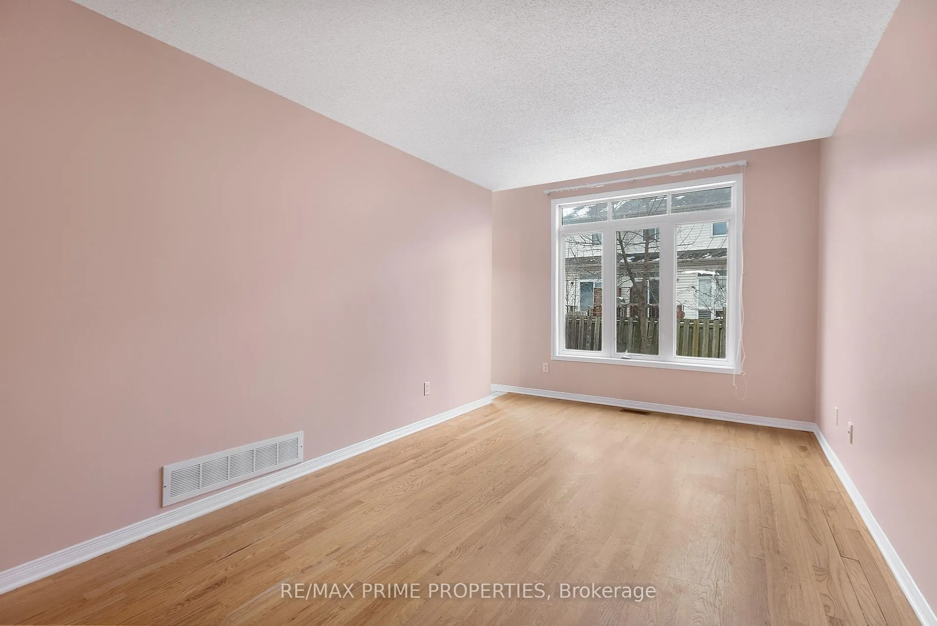 Photo 7 of Unit 7, 211 Station Boulevard, Ottawa, Riverview Park — HOMEH