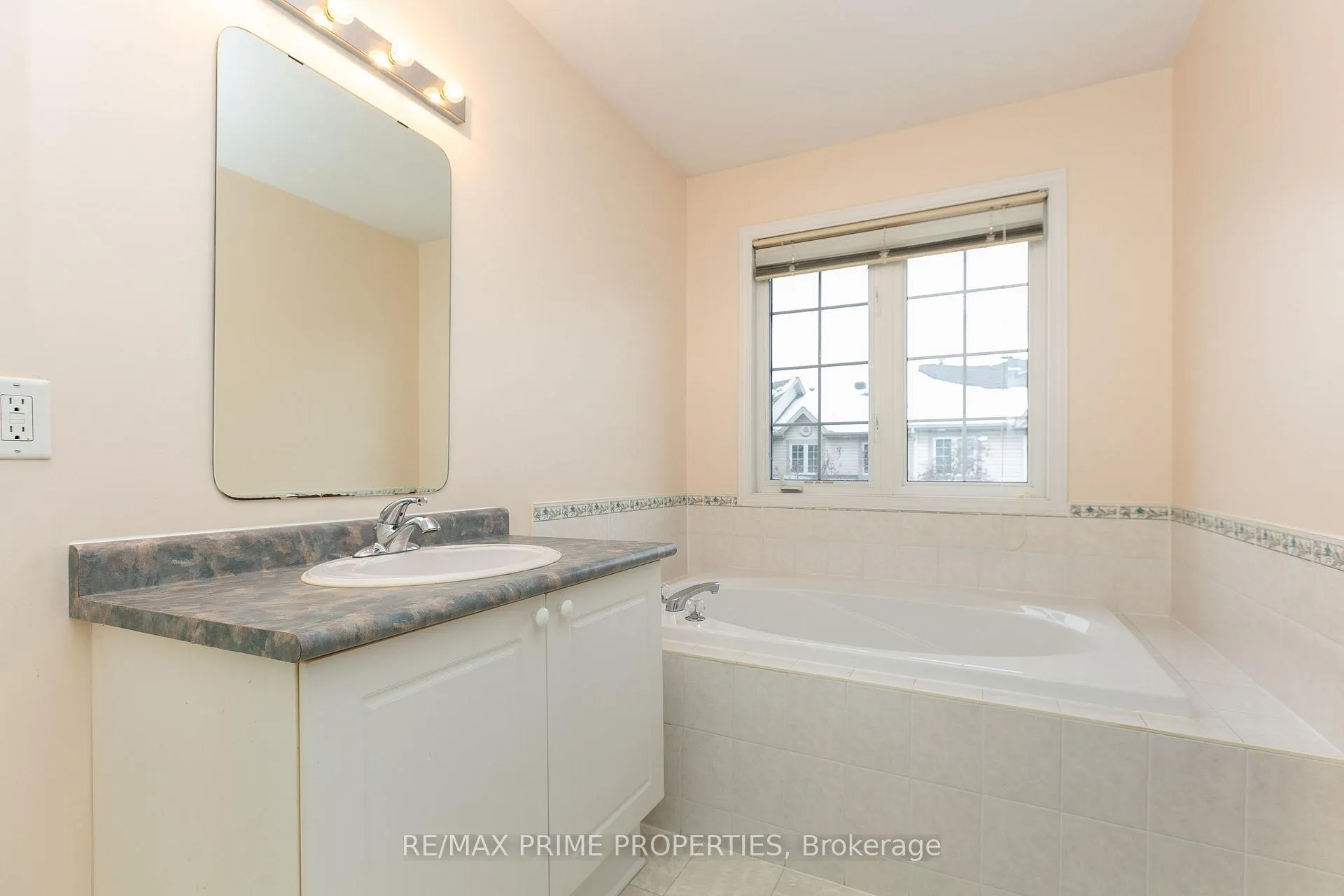 Photo 16 of Unit 7, 211 Station Boulevard, Ottawa, Riverview Park — HOMEH