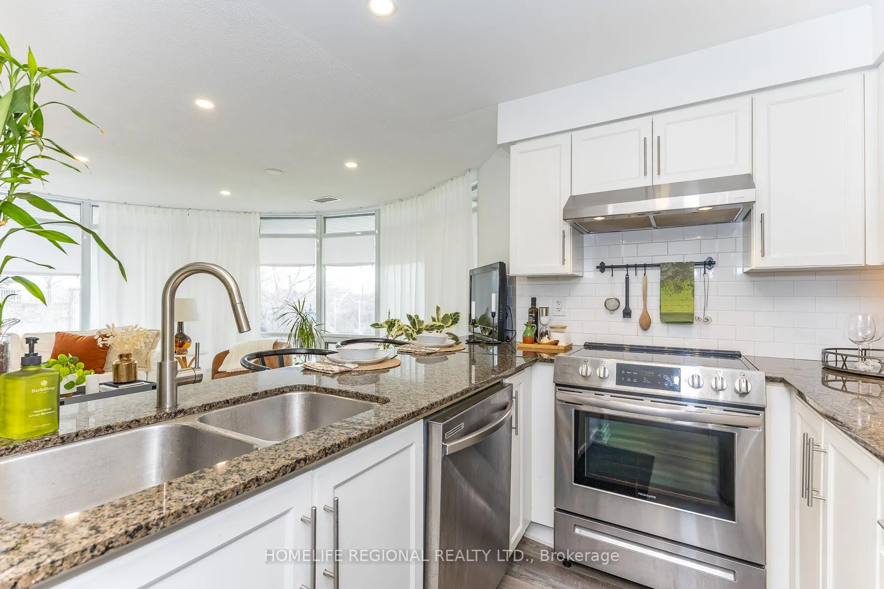 Photo 3 of Unit 204, 15 Windermere Avenue, Toronto, High Park-Swansea — HOMEH