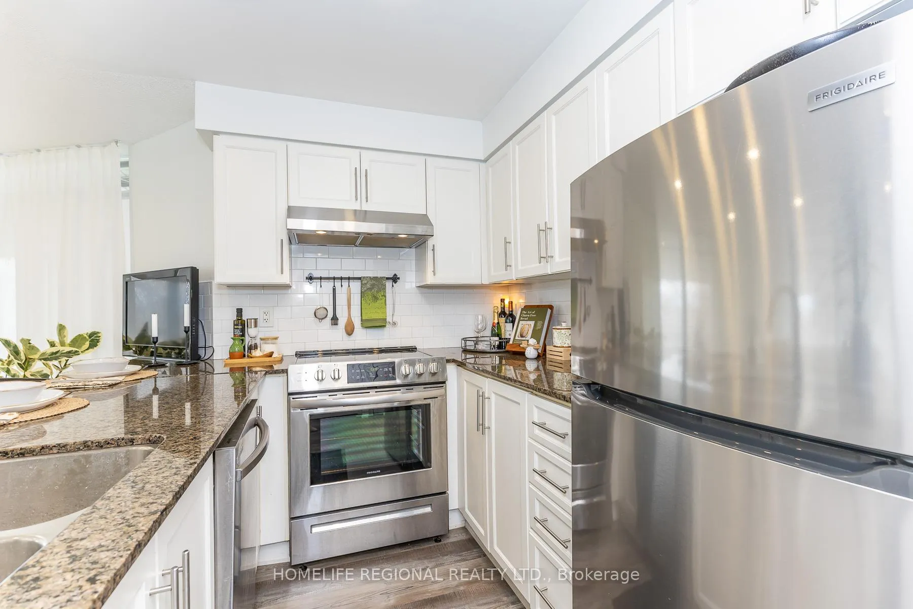 Photo 7 of Unit 204, 15 Windermere Avenue, Toronto, High Park-Swansea — HOMEH