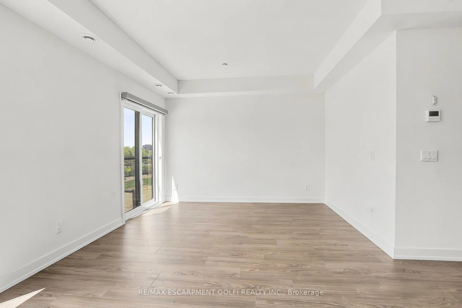 Photo 4 of Unit 307B, 16 Melbourne Avenue, St. Catharines, E. Chester — HOMEH