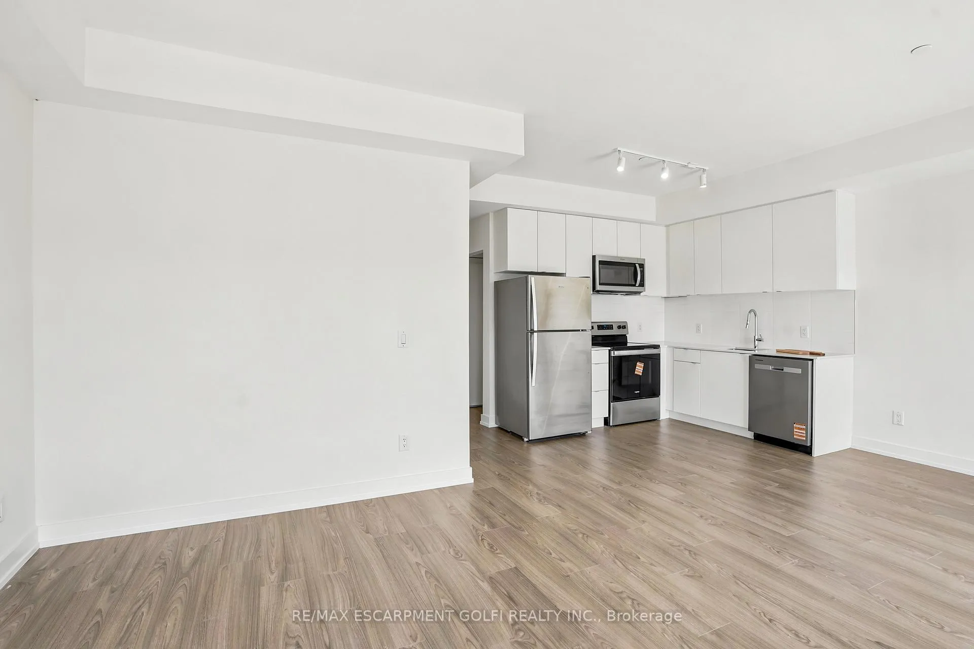 Photo 5 of Unit 307B, 16 Melbourne Avenue, St. Catharines, E. Chester — HOMEH
