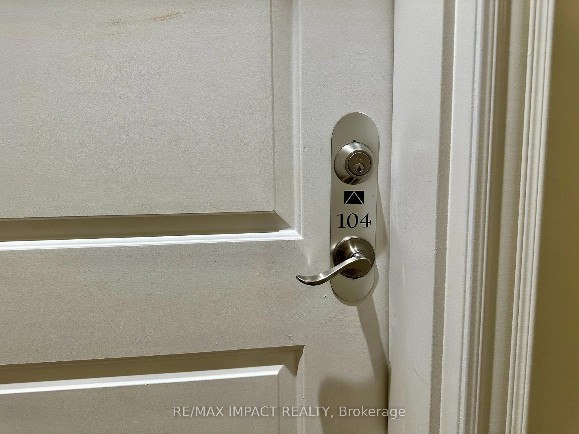 Photo 3 of Unit 104, 1 Sidney Lane, Clarington, Bowmanville — HOMEH