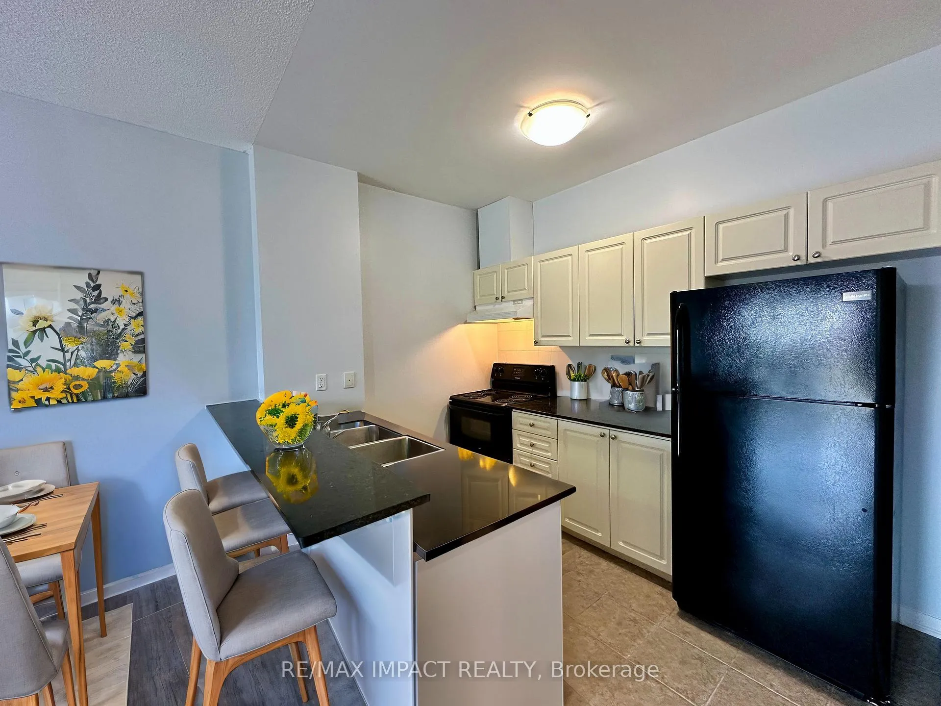 Photo 5 of Unit 104, 1 Sidney Lane, Clarington, Bowmanville — HOMEH