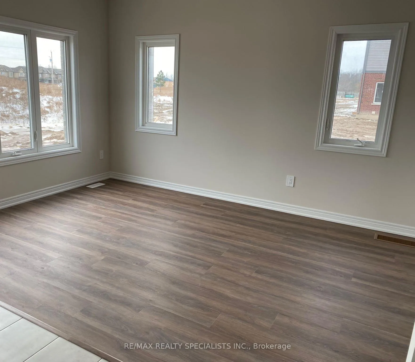 Photo 2 of 87 Sycamore Street, Welland, West Welland — HOMEH