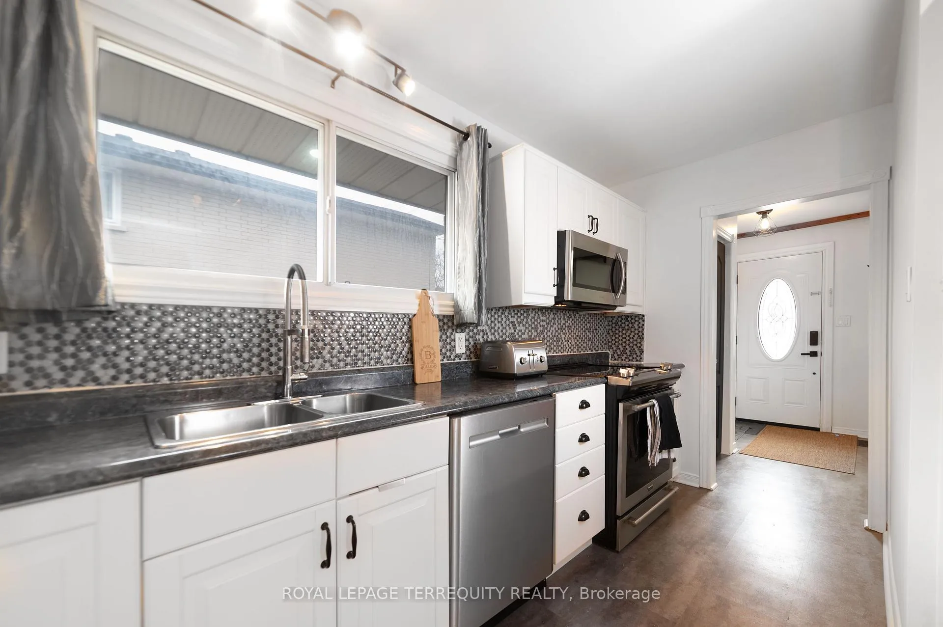 Photo 8 of 90 Keewatin Street S, Oshawa, Donevan — HOMEH