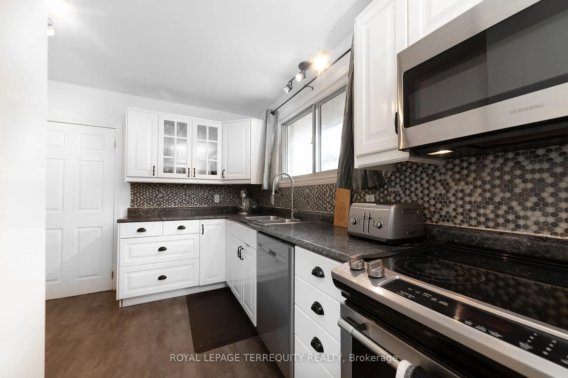 Photo 10 of 90 Keewatin Street S, Oshawa, Donevan — HOMEH