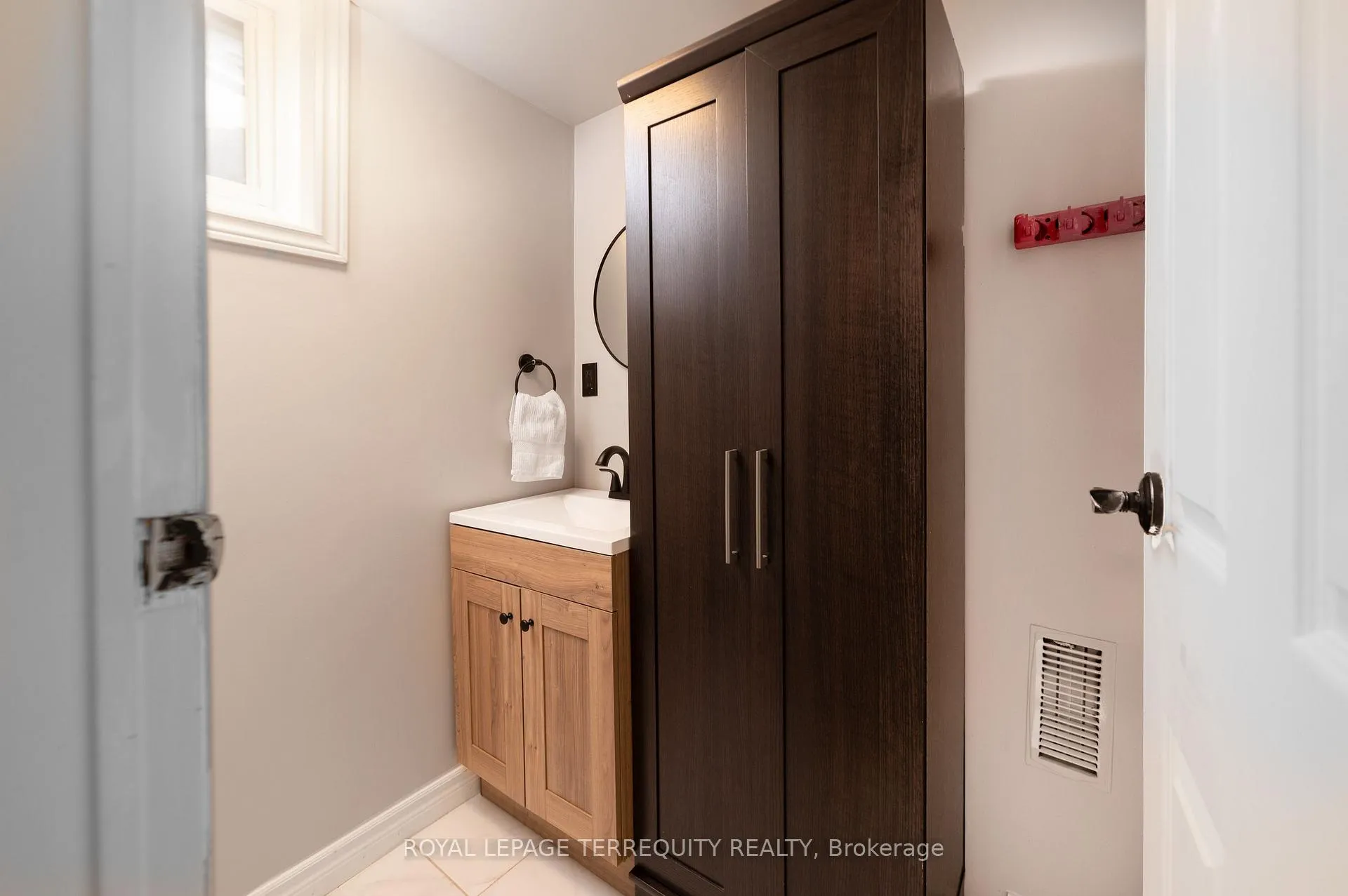 Photo 17 of 90 Keewatin Street S, Oshawa, Donevan — HOMEH