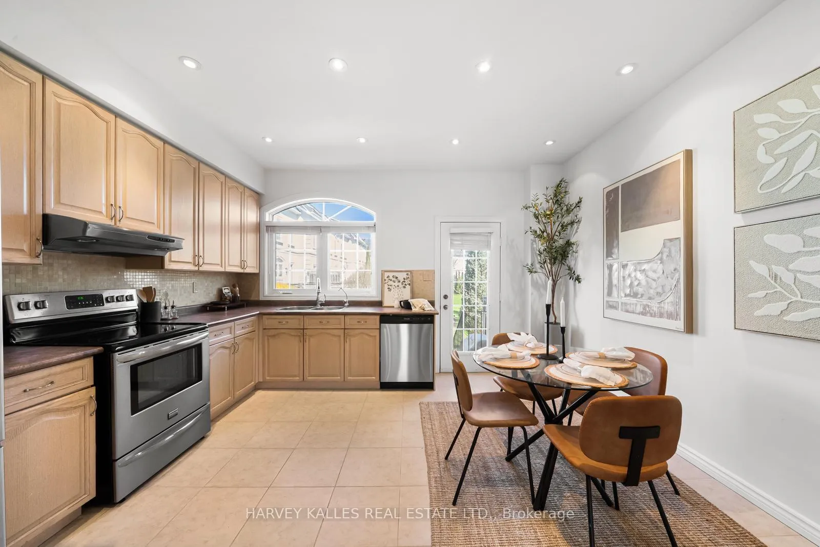 Photo 17 of 27 Benson Avenue, Richmond Hill, Mill Pond — HOMEH