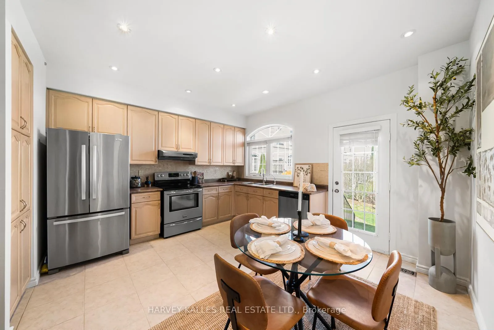 Photo 18 of 27 Benson Avenue, Richmond Hill, Mill Pond — HOMEH