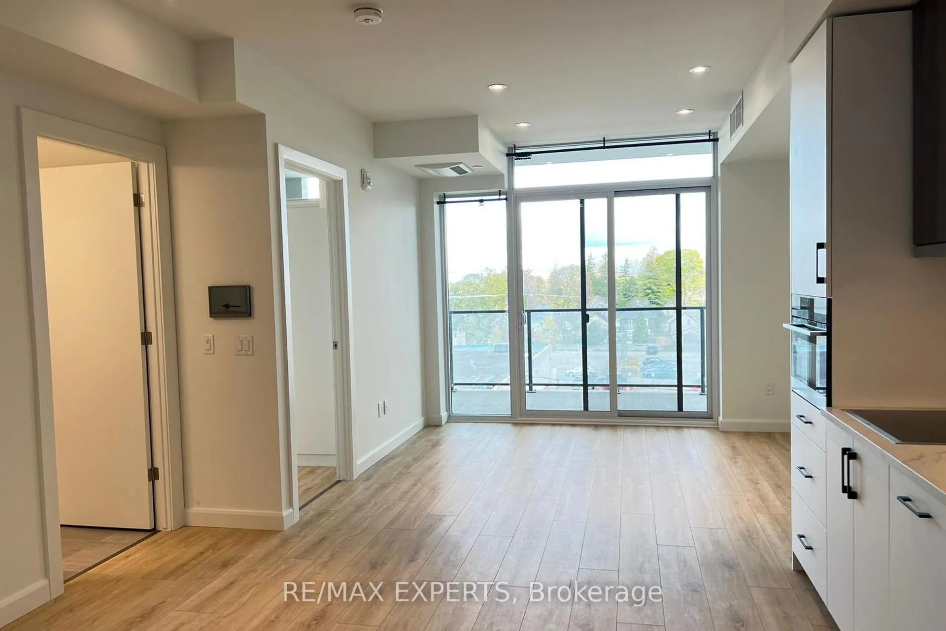 Photo 8 of 403 741 King Street W, Kitchener — HOMEH