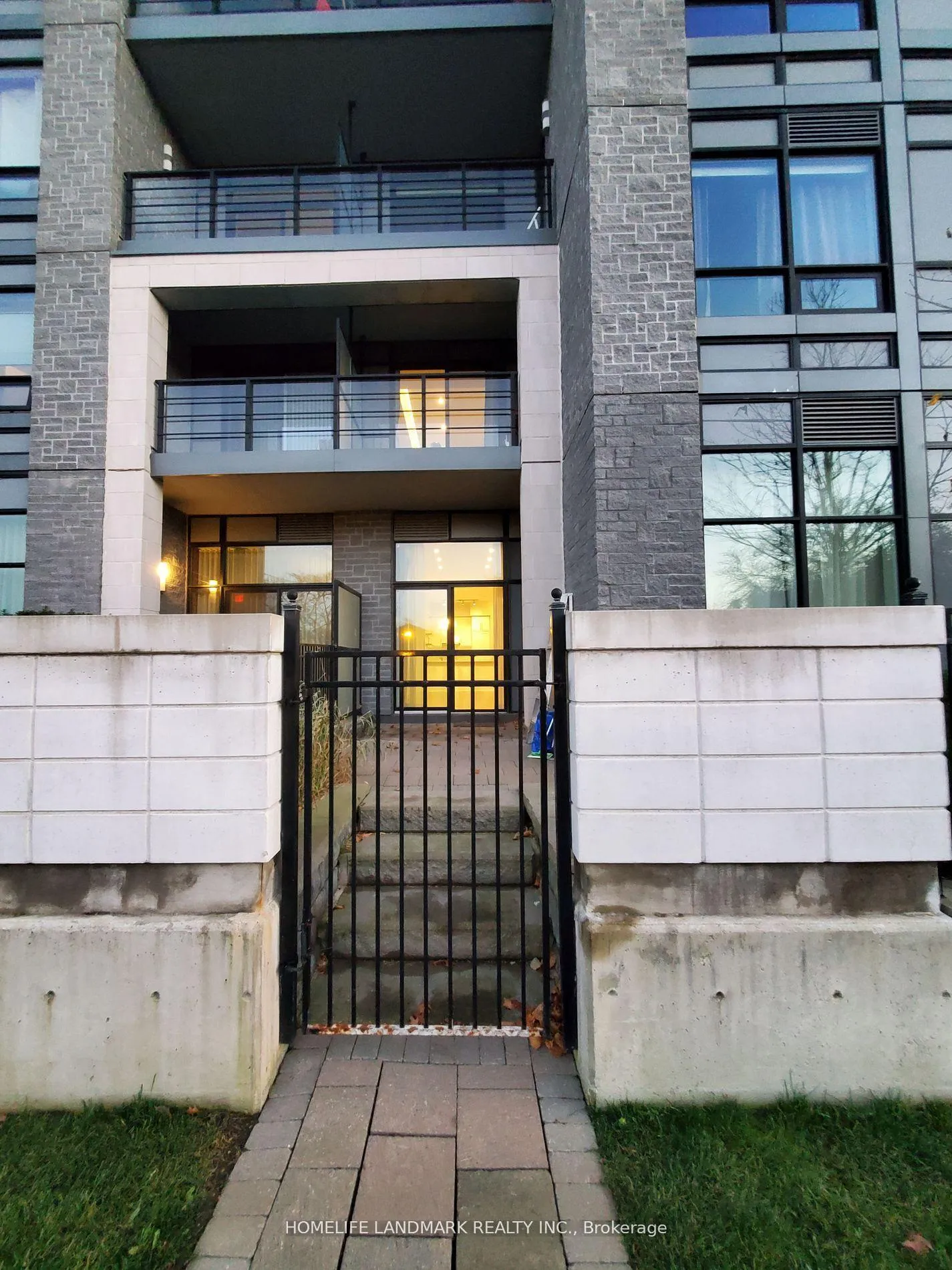 Front of Unit 116, 21 Clairtrell Road