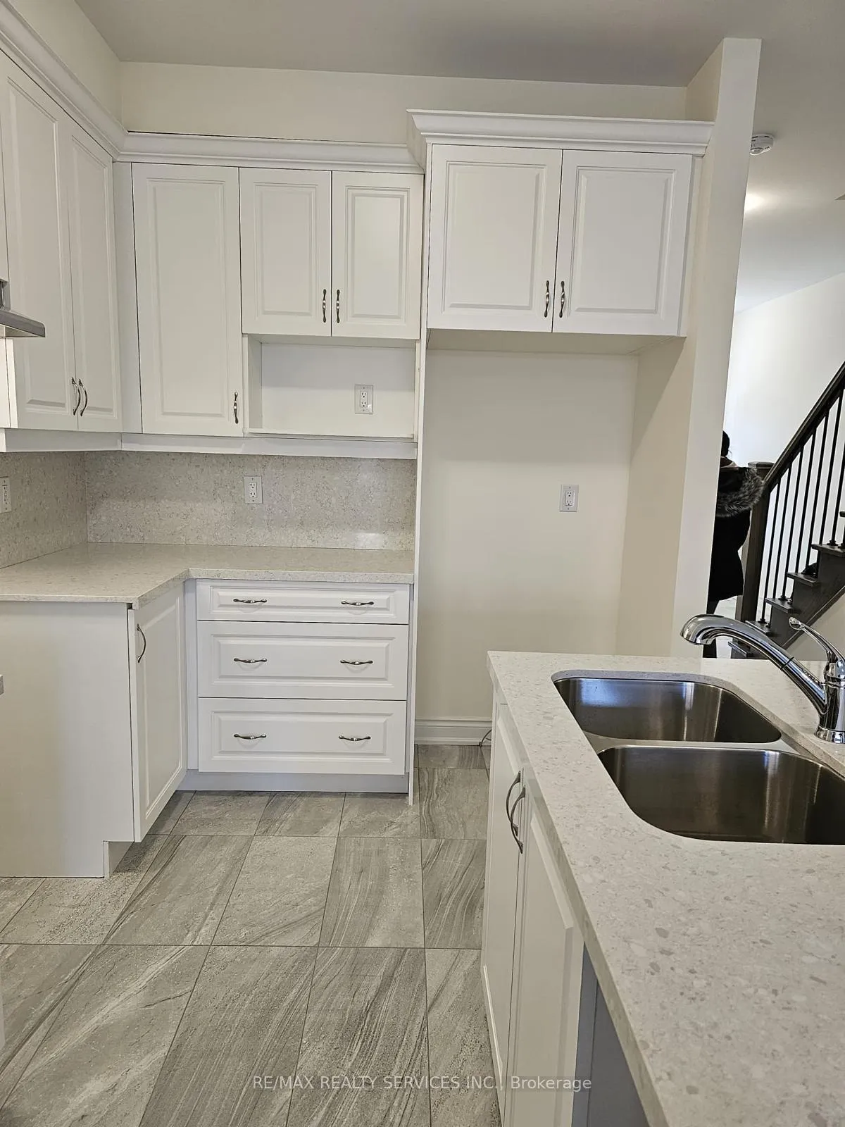 Photo 4 of 32 Donald Stewart Road, Brampton, Northwest Brampton — HOMEH