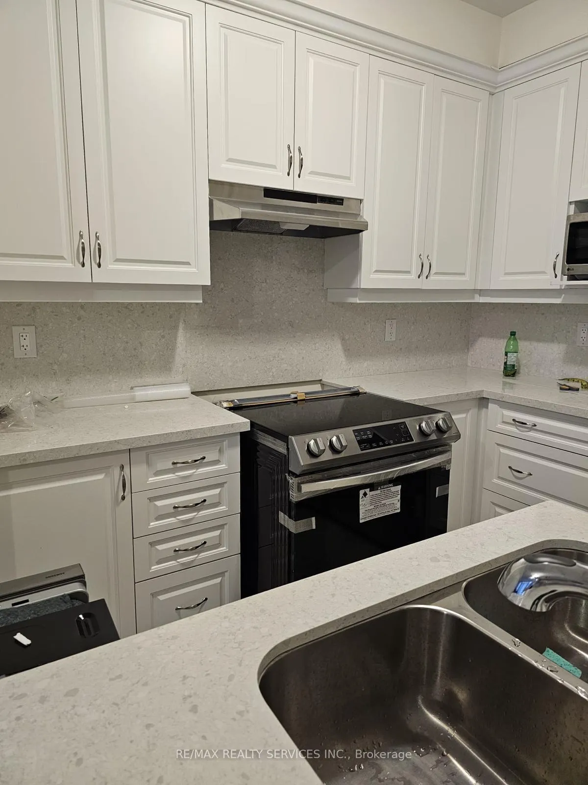 Photo 5 of 32 Donald Stewart Road, Brampton, Northwest Brampton — HOMEH