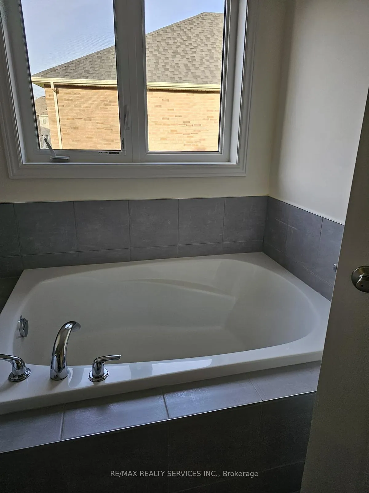 Photo 12 of 32 Donald Stewart Road, Brampton, Northwest Brampton — HOMEH