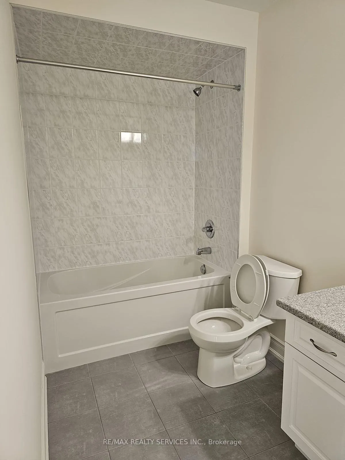 Photo 14 of 32 Donald Stewart Road, Brampton, Northwest Brampton — HOMEH