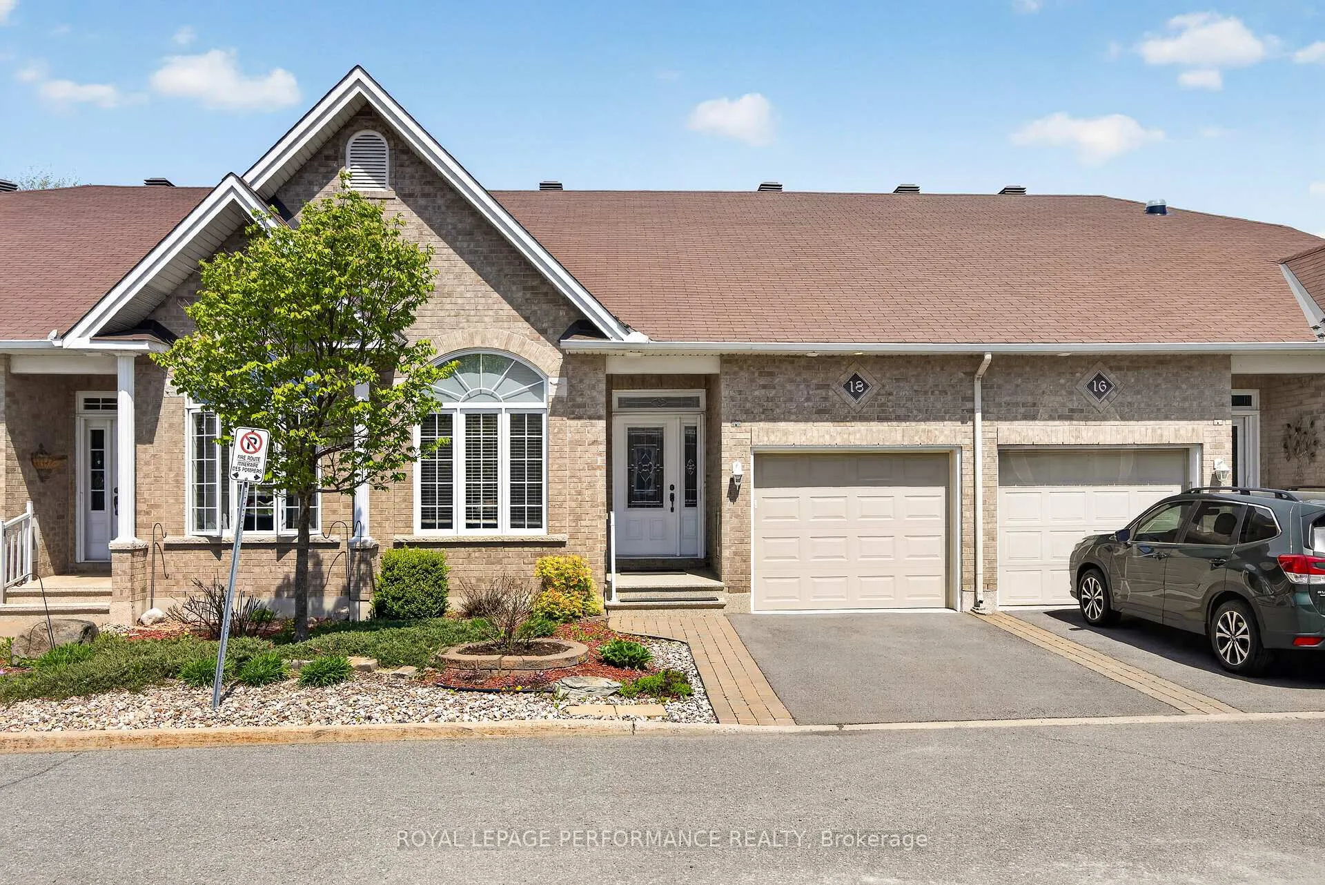 Photo 2 of 18 Chapelier Private, Ottawa, Queenswood Heights South — HOMEH